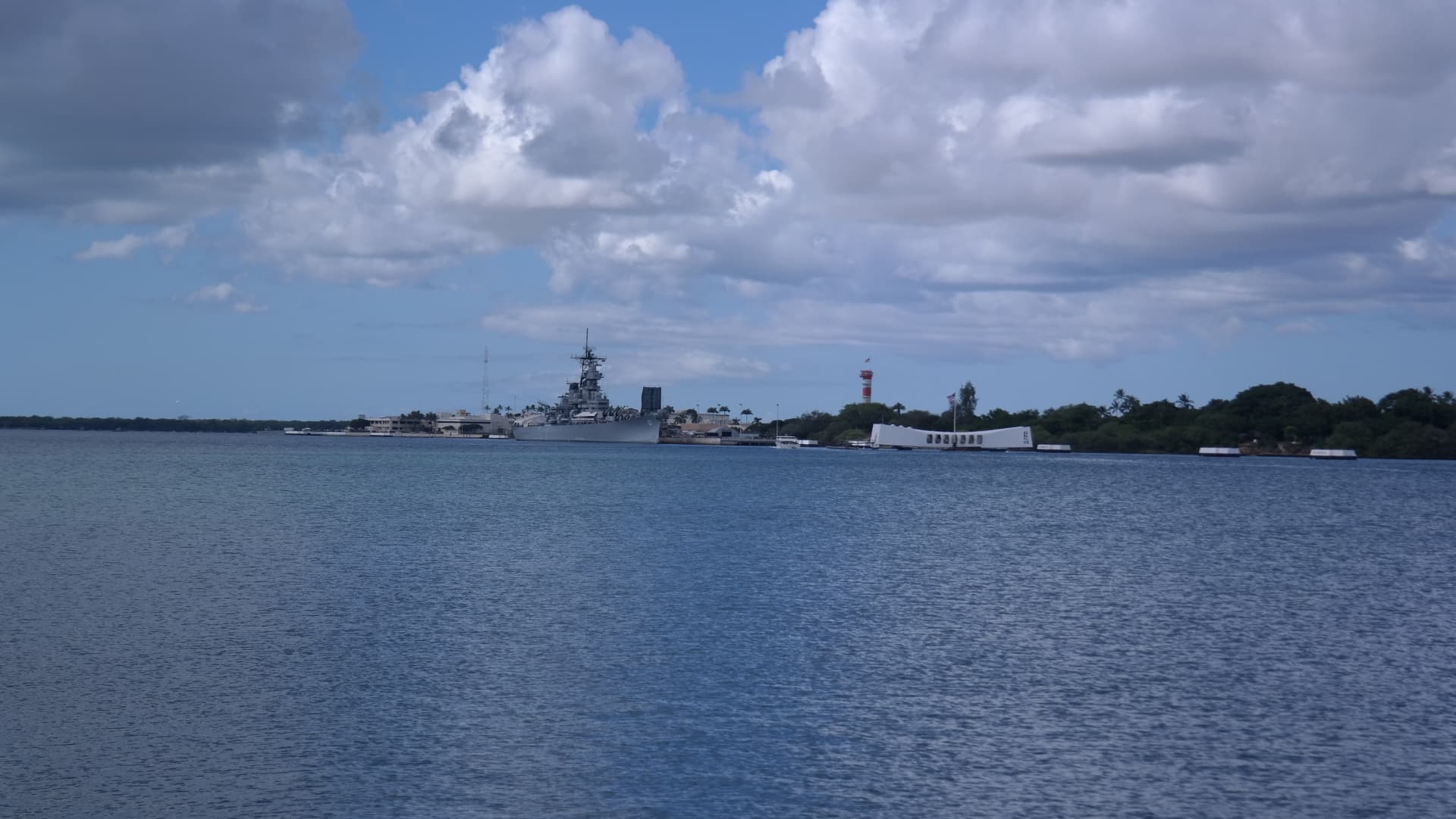 Widok na Pearl Harbor — pancernik USS Missouri i Memoriał USS Arizona